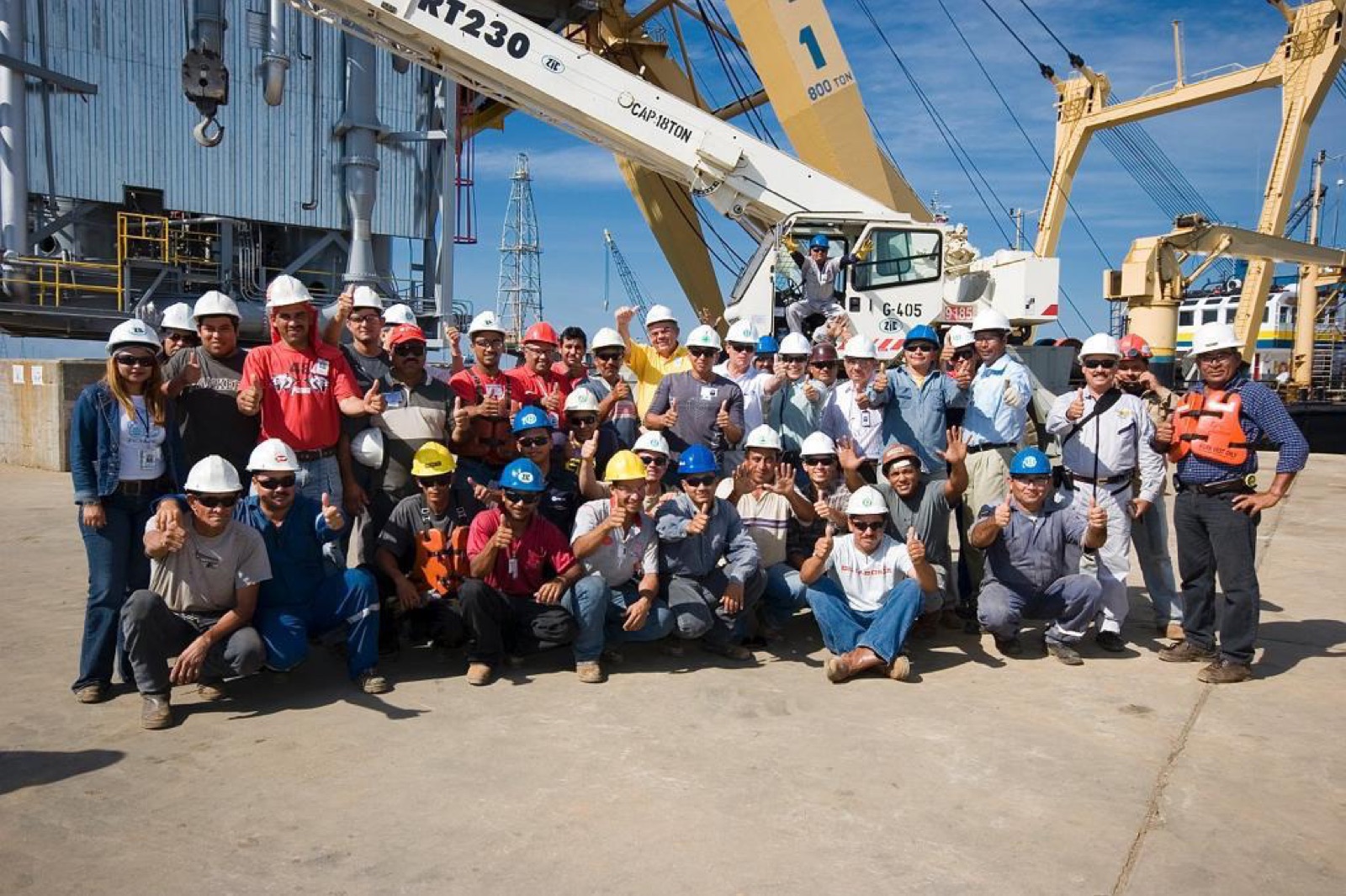 Equipo de izamiento junto a grúa RT230 de 800 toneladas