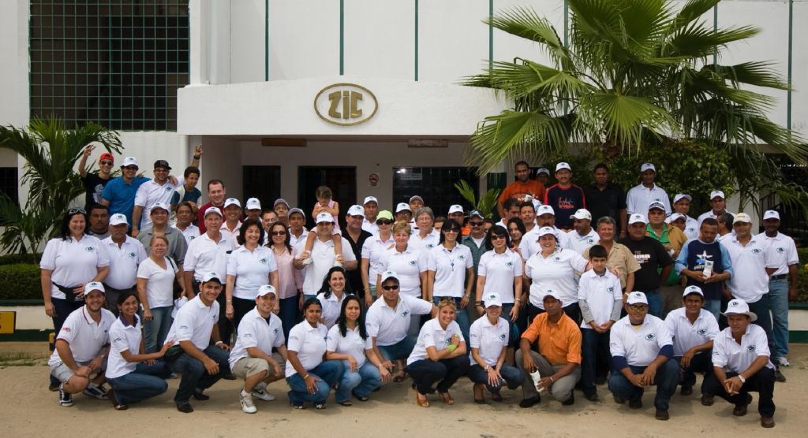 Personal de ZIC frente a la sede en Maracaibo