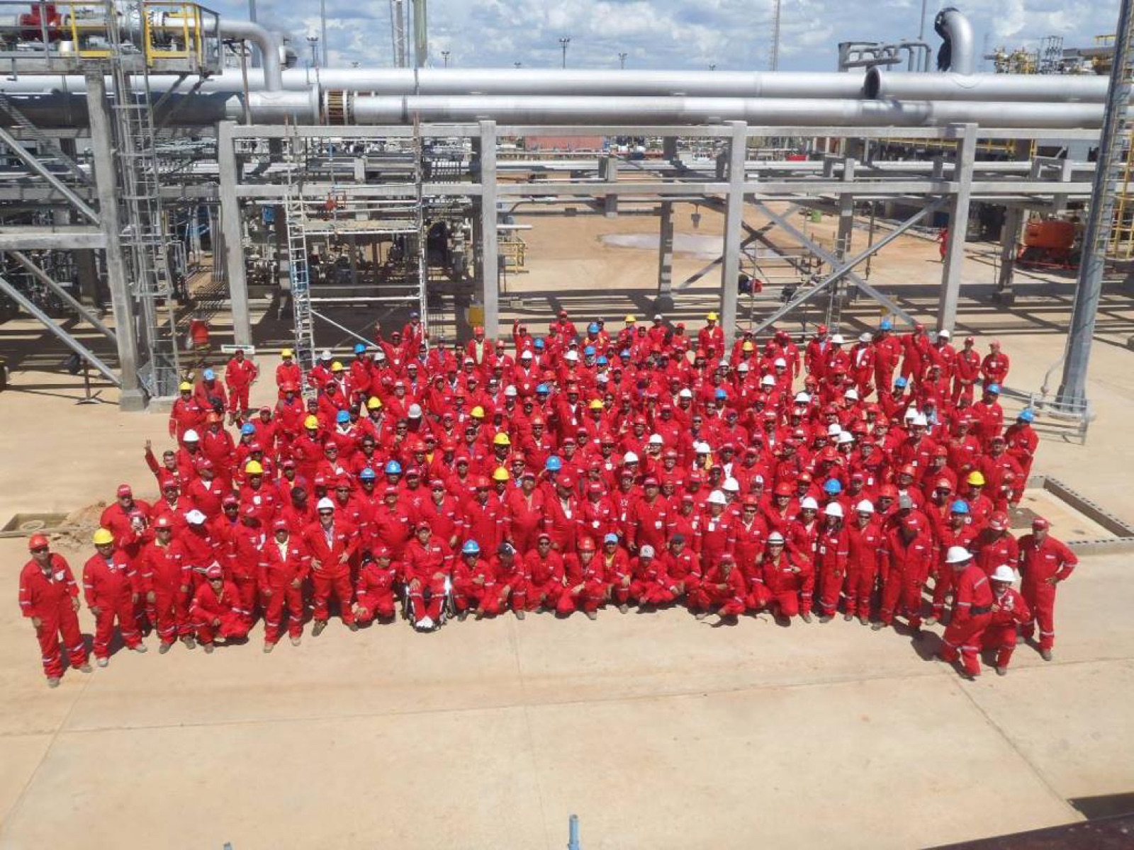 Cuadrilla completa de ZIC en planta de gas