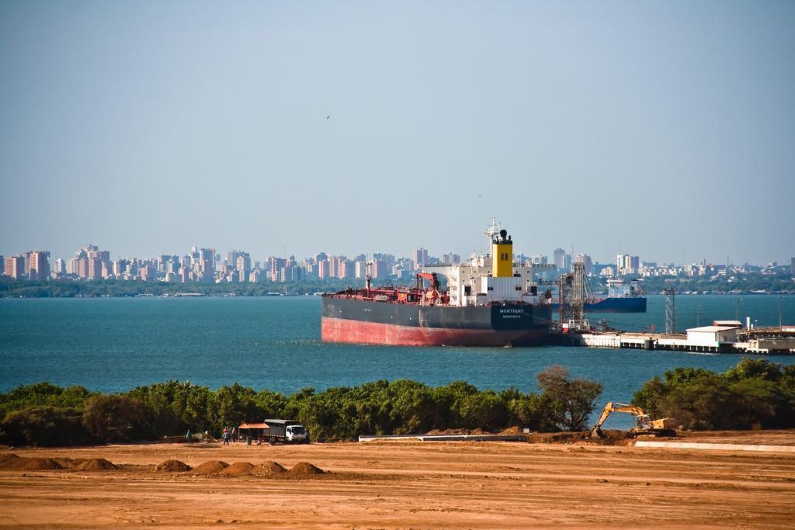 Buque atracado en el muelle frente a Maracaibo durante obra portuaria